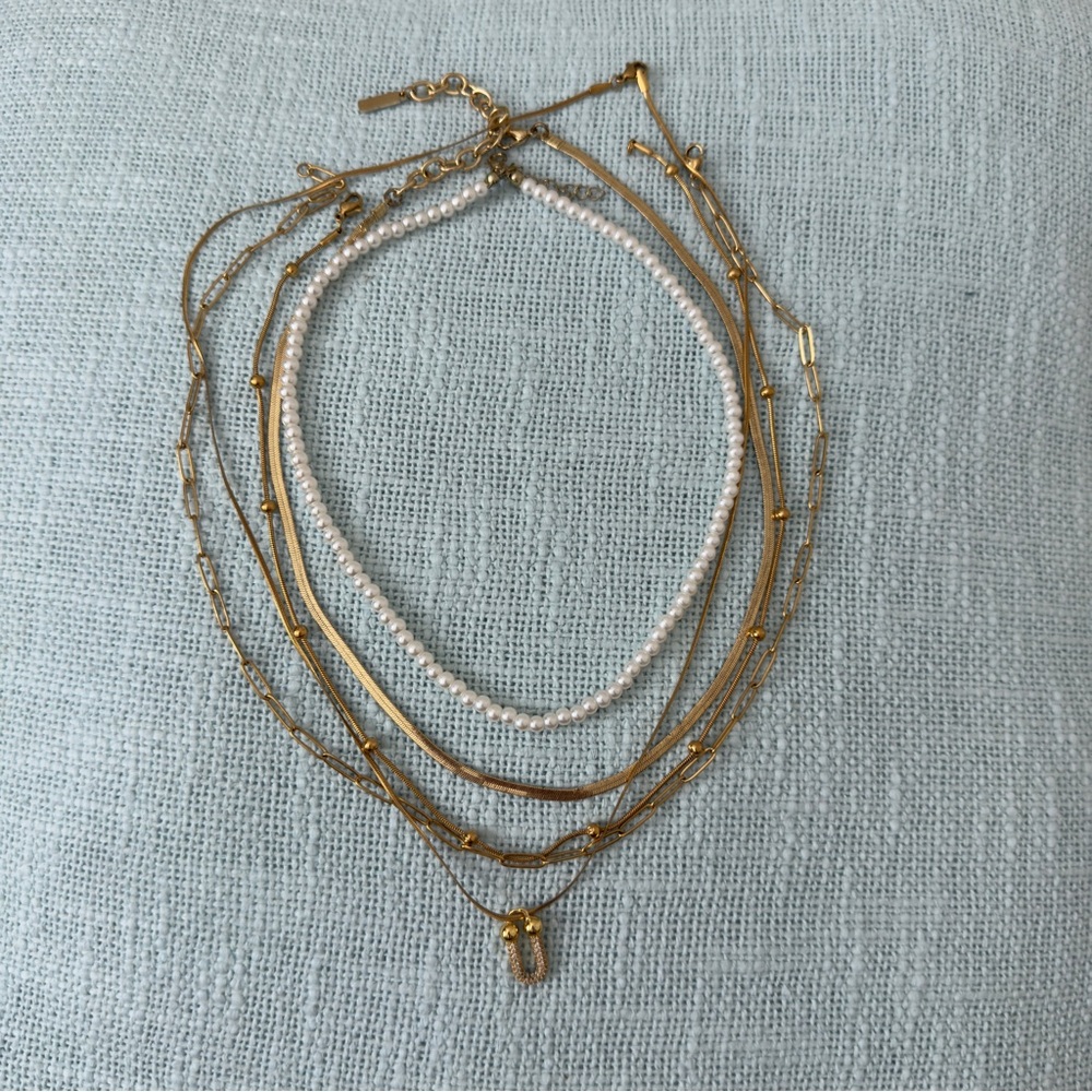 Chic Gold and Pearl Necklace Set